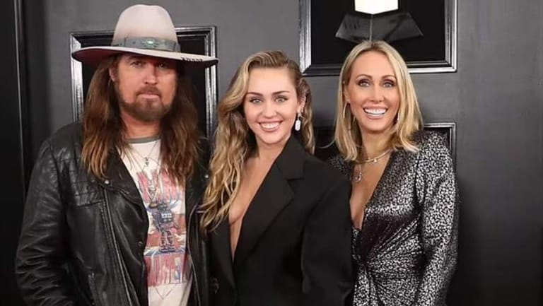 مايلي سايرس تكسر صمتها حول الخلاف مع والديها من خلال هذا التعليق