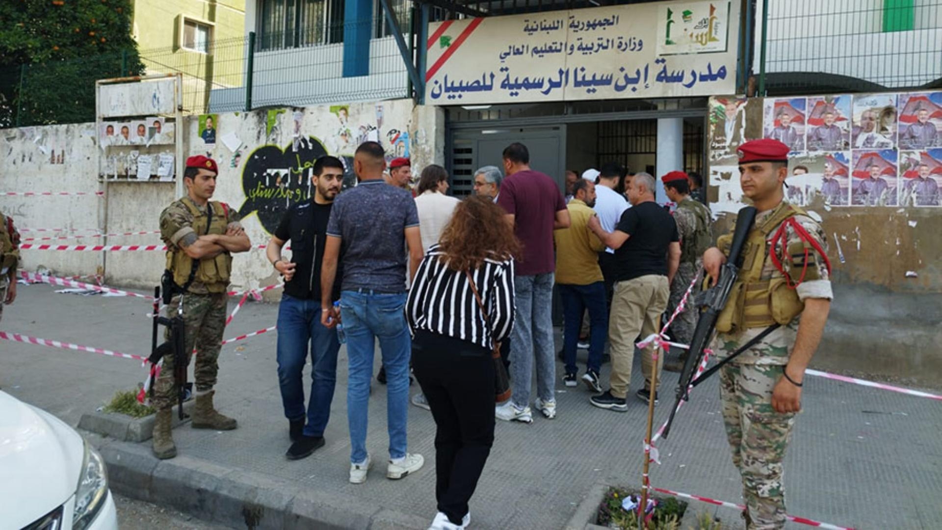 بالصّور: دوريات وحواجز للجيش... ودعوة للمواطنين