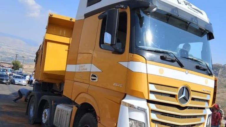 التحكم المروري: تعطل شاحنة على طريق ضهر البيدر وحركة المرور كثيفة بالاتجاهين