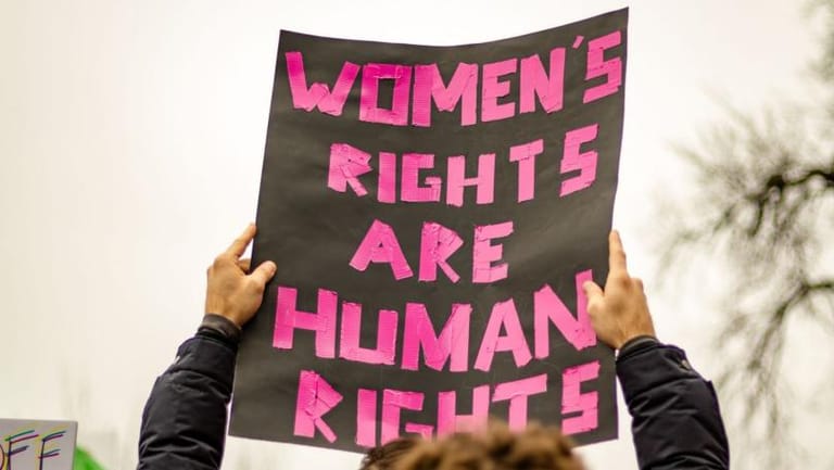 في يومها العالميّ... أخرِجوا المرأة من العباءة الذكوريّة