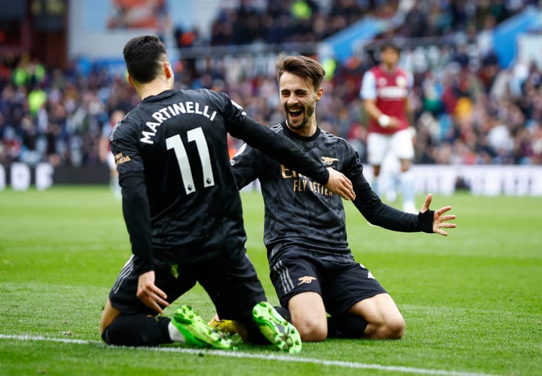 Arsenal revive title bid with last-gasp 4-2 win at Villa