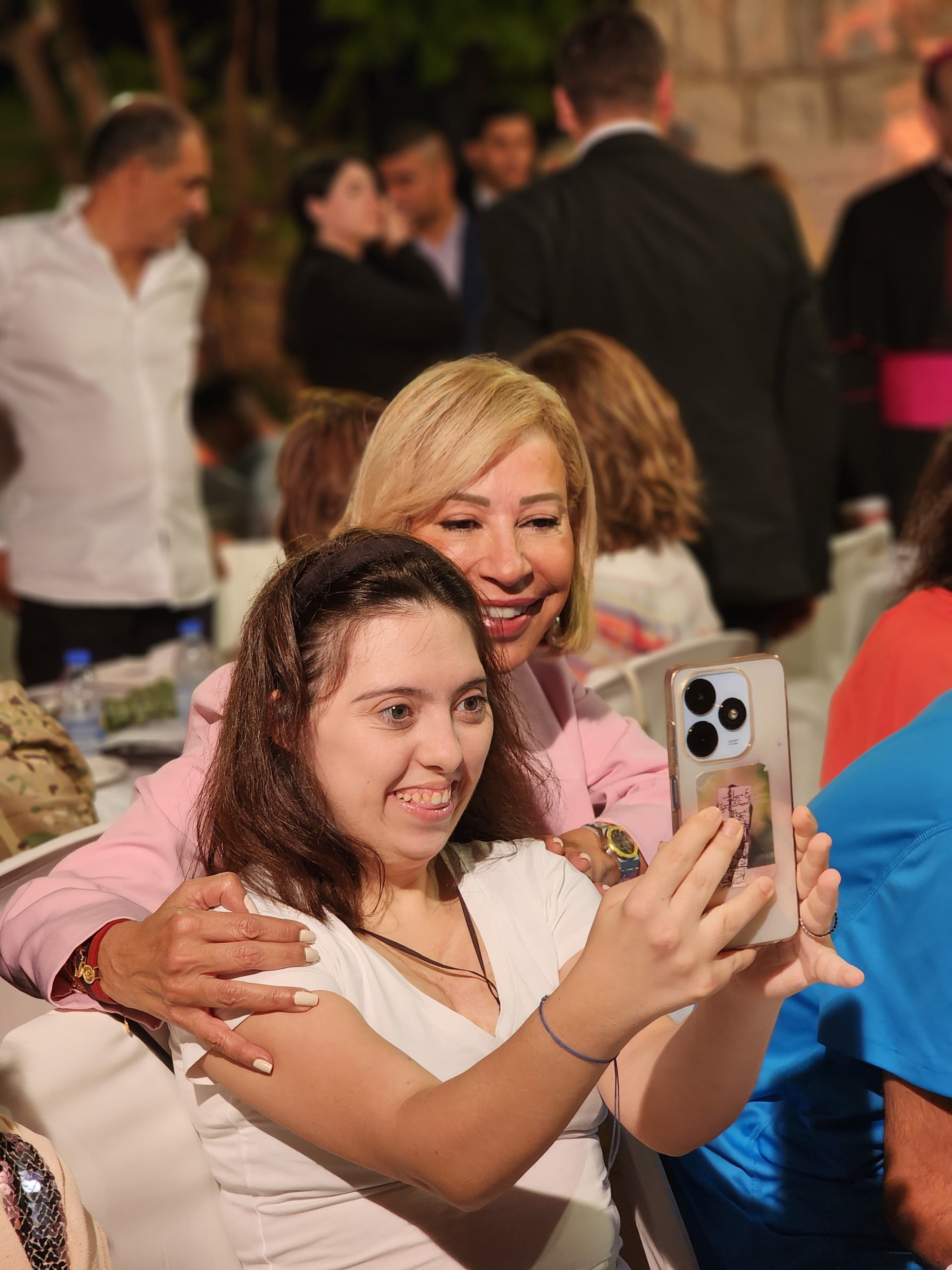 عشاء إنساني مؤثّر في نهر إبراهيم جمع القلوب على المحبّة والرجاء