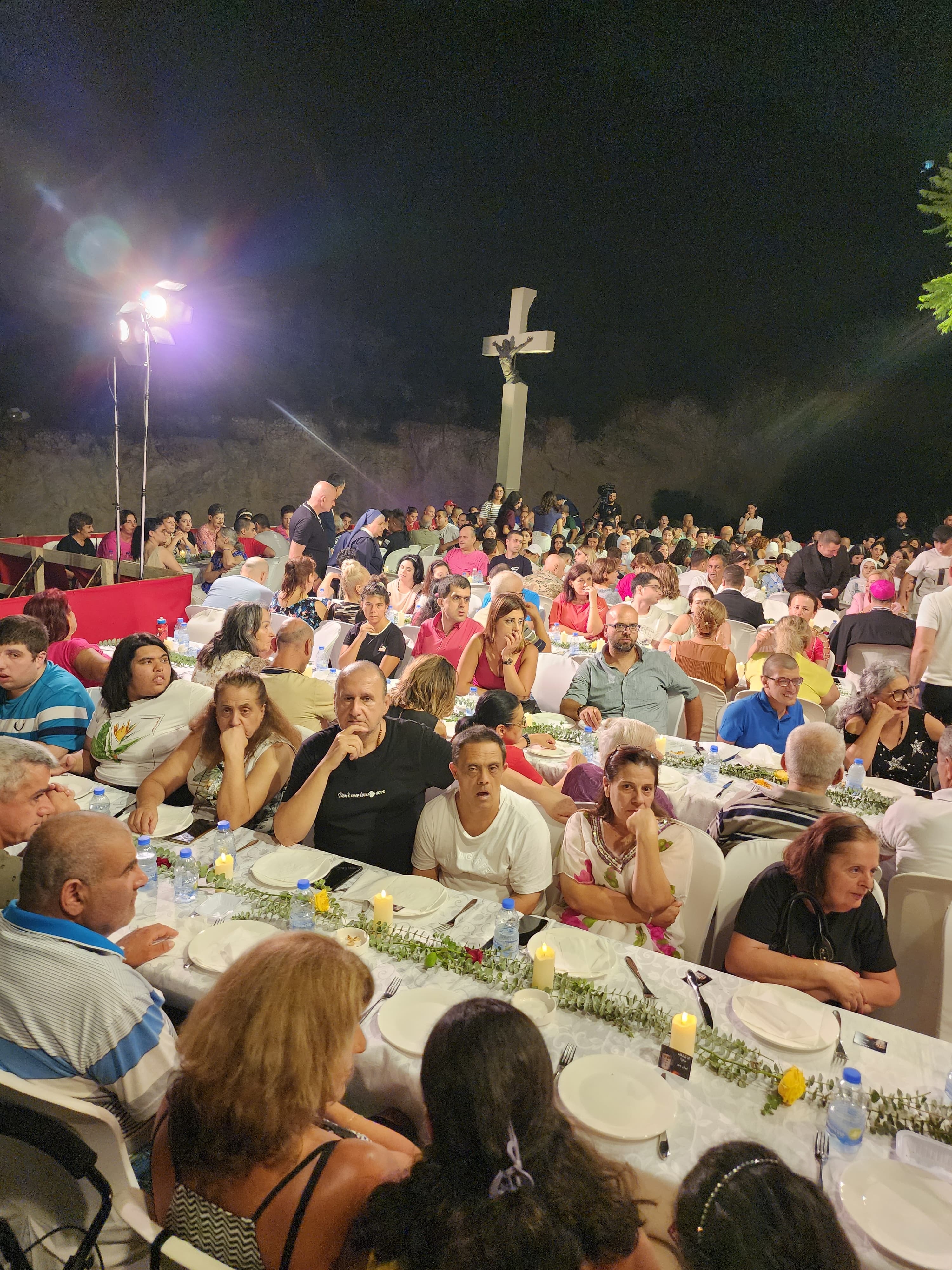 عشاء إنساني مؤثّر في نهر إبراهيم جمع القلوب على المحبّة والرجاء