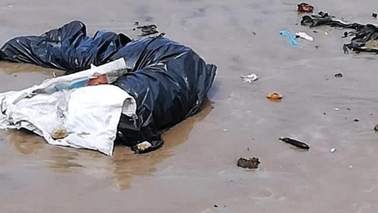 جثة متحلّلة داخل كيس أسود.. على الشاطئ!