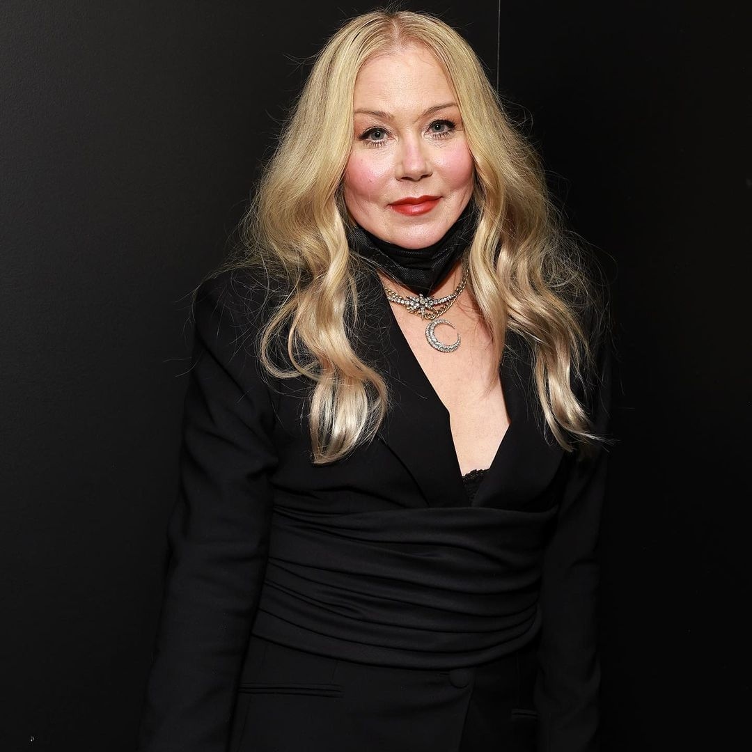 بسبب مرضها... كريستينا آبلغيت تستعين بعكازة في حفلة جوائز