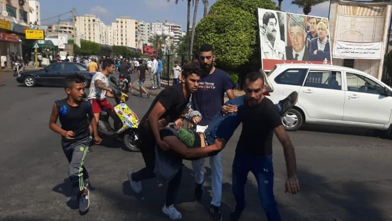 بالصورة: سقوط عدد من الجرحى من بين المتظاهرين في ساحة الشهداء في صيدا بعد محاولة فتح الطريق