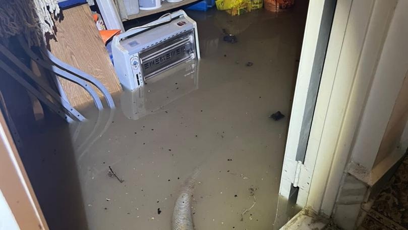 مياه الأمطار دخلت المنازل... والدفاع المدني عمل على سحبها