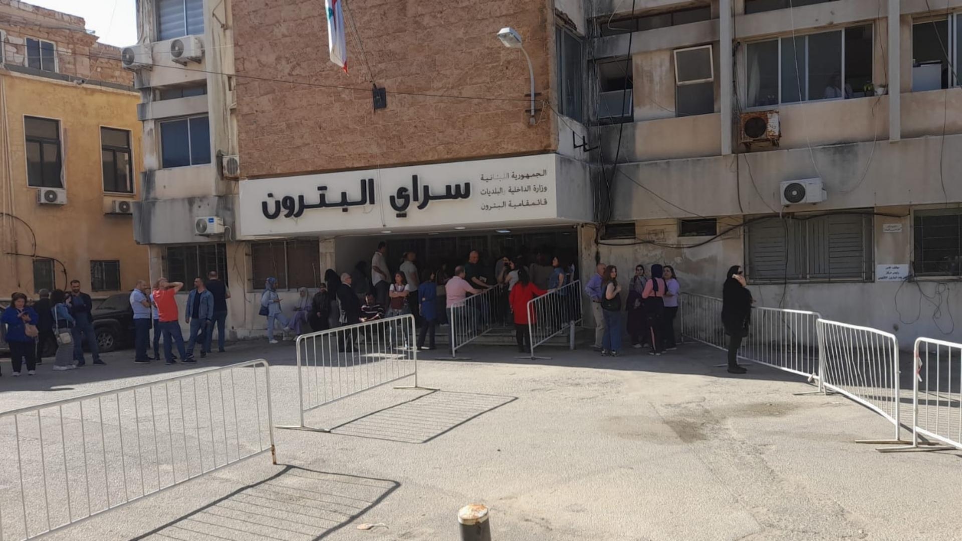 بالصّور: ماذا يجري أمام سراي البترون؟