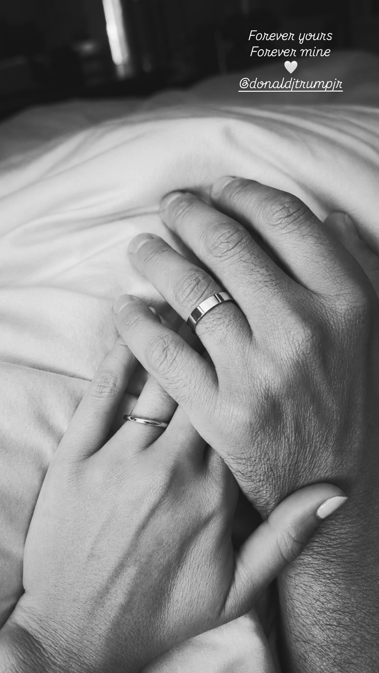 بالصورة: ابن ترامب والعارضة الحسناء يحتفلان بزفافهما في جزر الباهاماس
