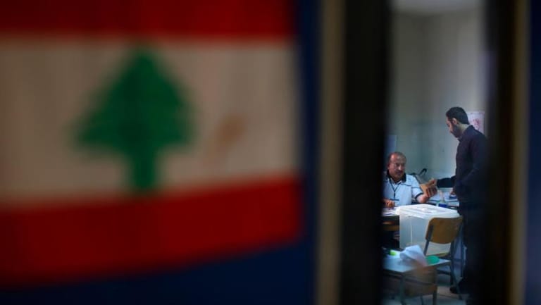 بالفيديو: تضارب في مركز الاقتراع