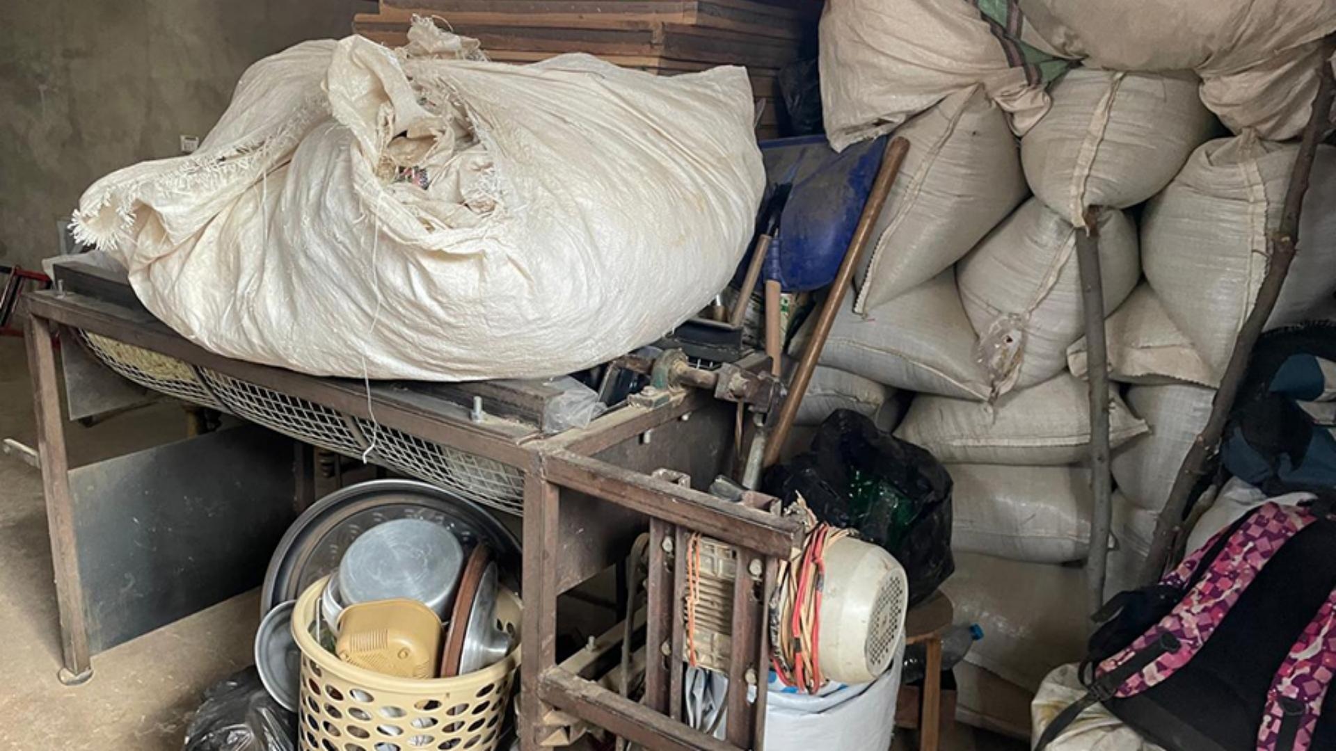 بالصور: ضبط معمل لتصنيع المخدرات