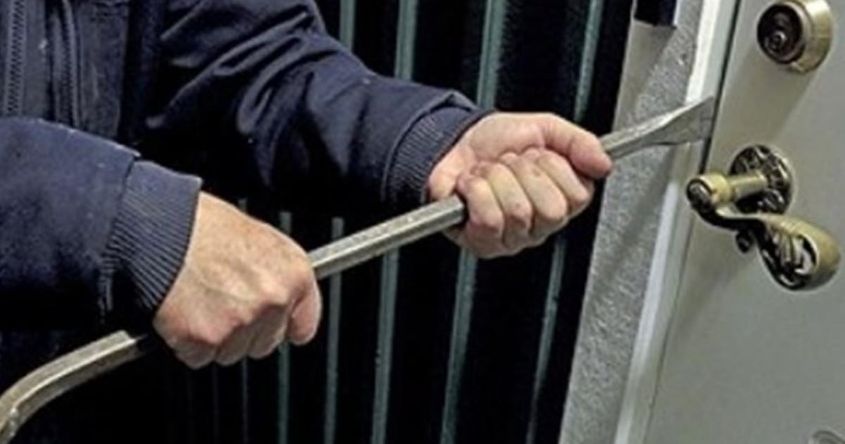 سارقٌ بين حالات وأدما.. هكذا يقتحمُ المحال التجاري
