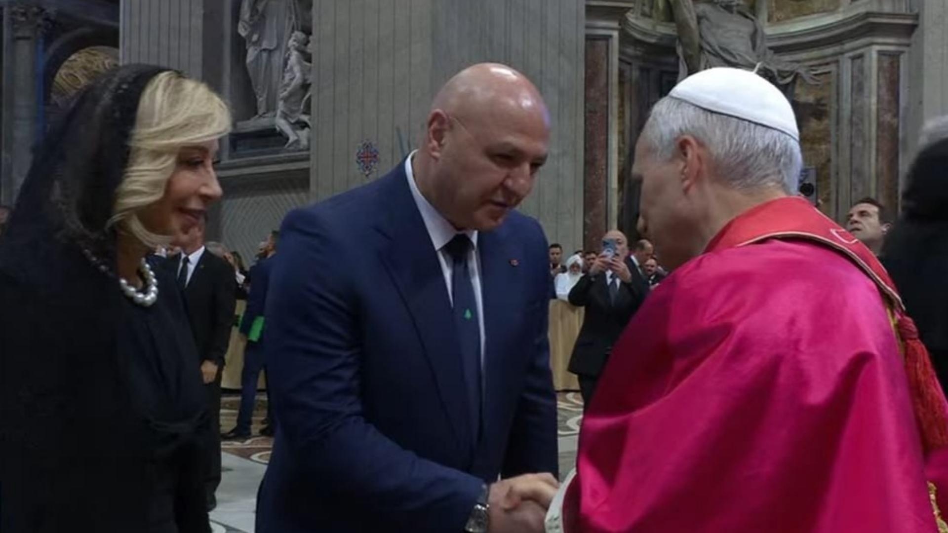 بالصور: الرئيس عون والسيدة الأولى يهنّئان البابا لاوون الرابع عشر