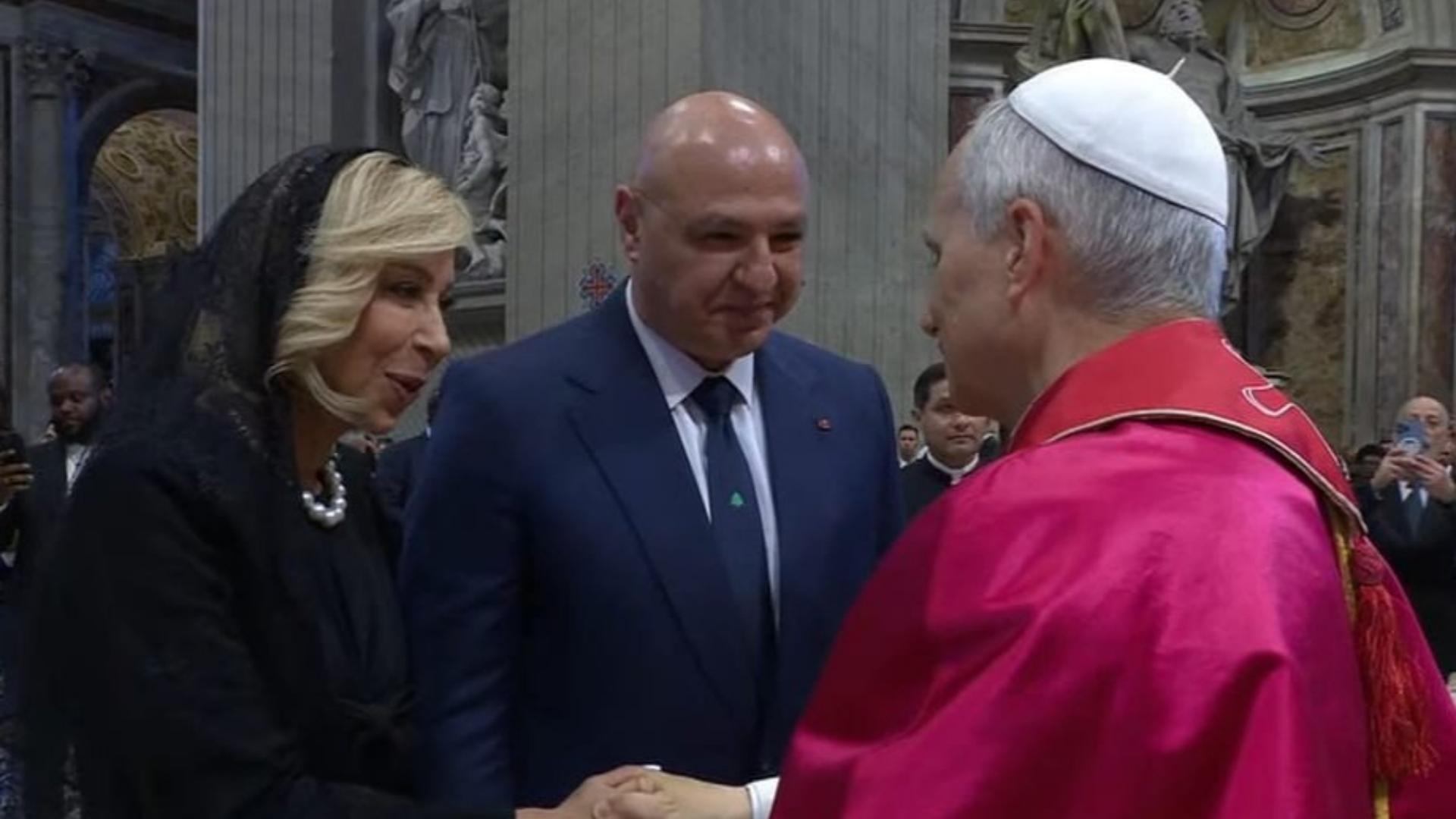 بالصور: الرئيس عون والسيدة الأولى يهنّئان البابا لاوون الرابع عشر