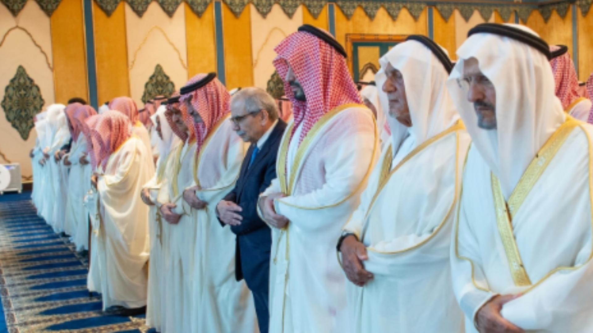 بالصّور... سلام مع ولي العهد السعودي: صلاةٌ ومصافحة