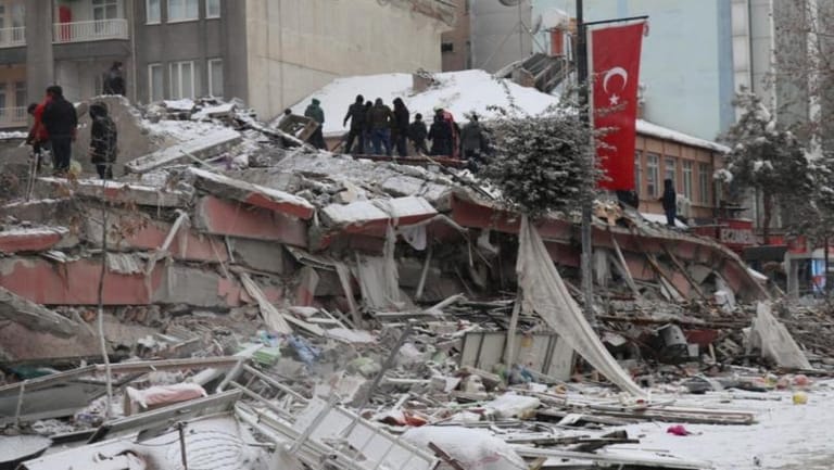 وزير الداخلية التركي: حصيلة قتلى الزلزال ارتفعت إلى 43556
