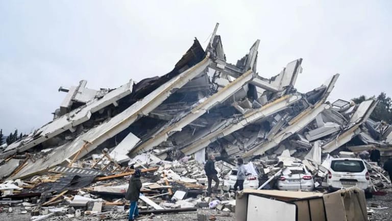 إلى متى يبقى الإنسان حيًّا تحت الأنقاض؟ التفاصيل في نشرة الأخبار