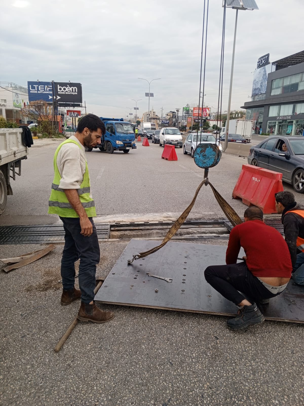 بالصّور: حفرة خطيرة على الأوتوستراد... ونداء