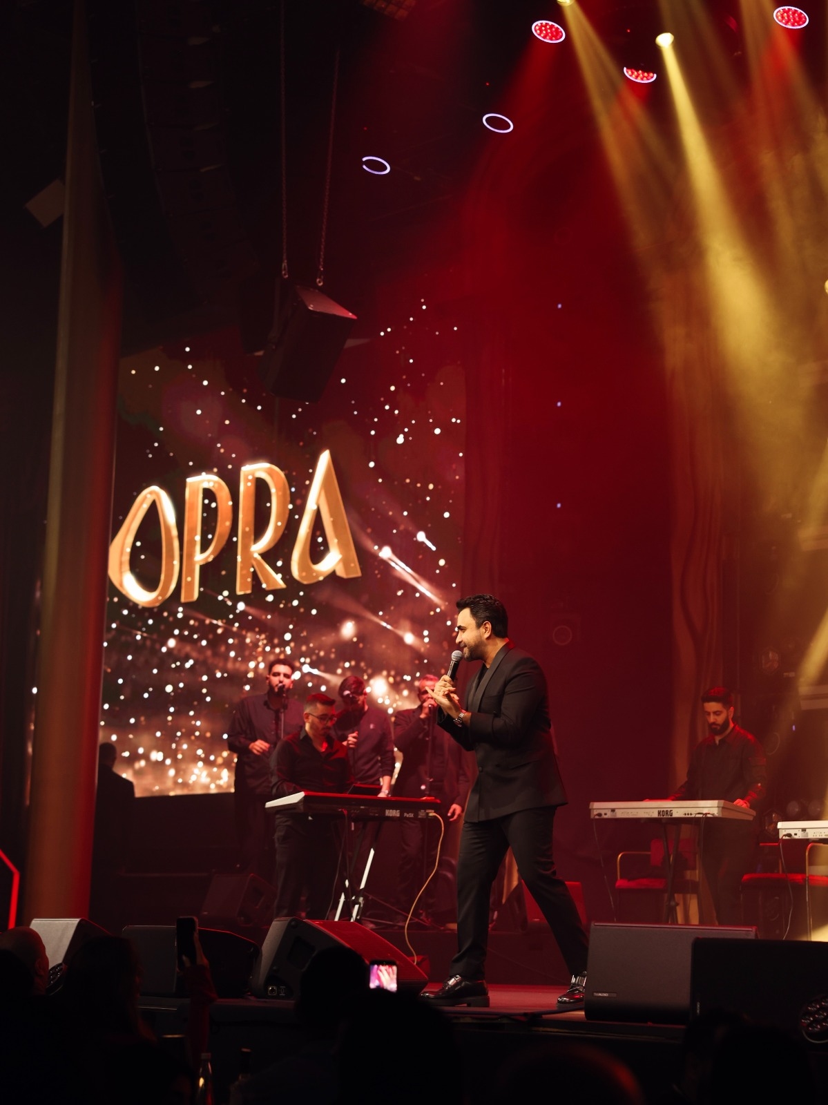 بيروت تضجّ فنًّا وحماسةً على وقع صوت وأجواء نادر الأتات