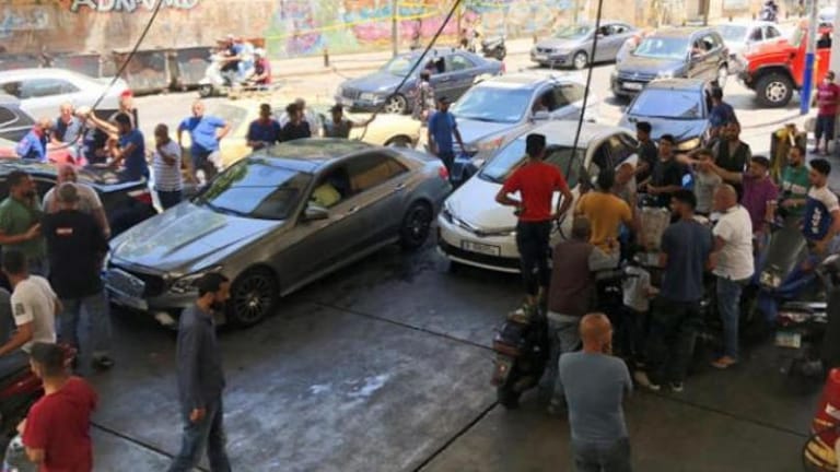 محطات الوقود... طوابير و"فرص عمل" غير معتادة!