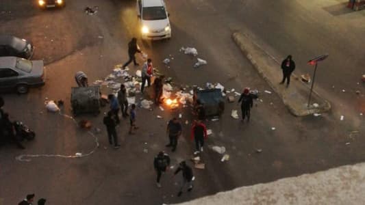 Protesters block Sidon’s Qayaa road against deteriorating economic conditions
