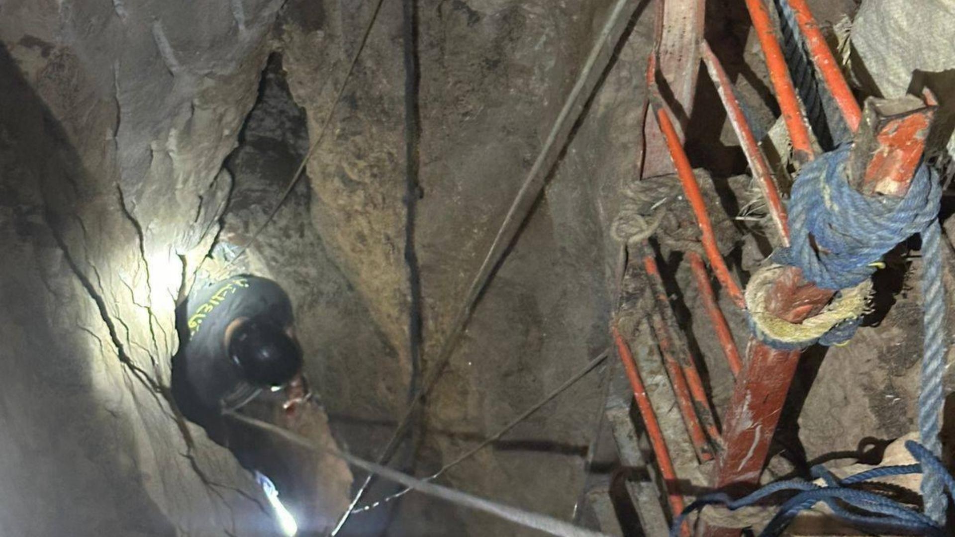 بالصّور: انتشال جثتين من داخل نفق قيد الحفر