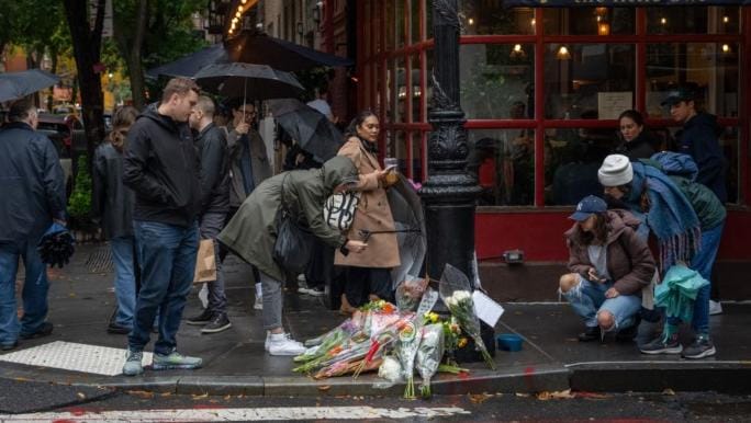 أصدقاء ماثيو بيري في Friends يخرجون عن صمتهم ويشاركون حزنهم