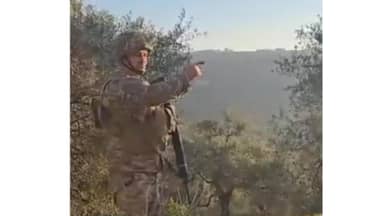 ما حقيقة الفيديو الذي يردّد فيه عسكري في الجيش شعارات حزبيّة ودينيّة؟