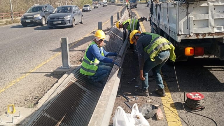 Ministry of Public Works and Transport completes installation of guard rails on coastal highway in Nahr Ibrahim
