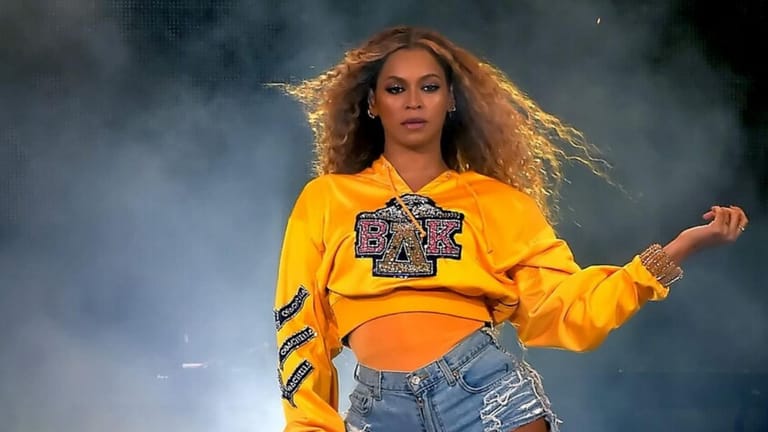 تداول صور للنجمة العالمية بيونسيه بالحجاب في الدوحة