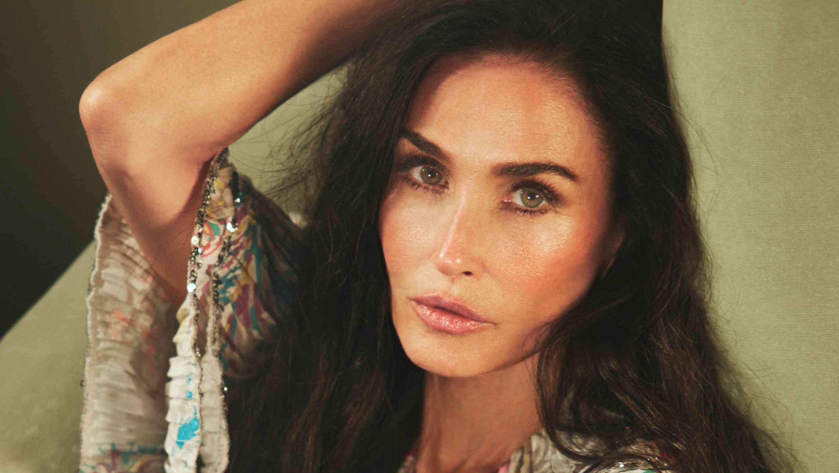 مجلة "بيبول" تختار ديمي مور كأجمل امرأة في العالم لعام 2025