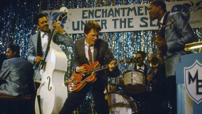 نجوم فيلم "Back to the Future" يجتمعون لاستعادة قطعة أثرية مفقودة من تاريخ السينما