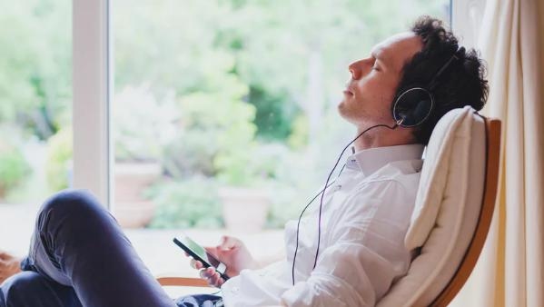 كيف ترفع الموسيقى هرمونات السعادة في جسمك؟