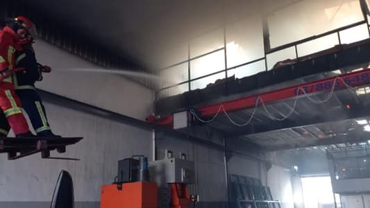 إخماد حريق منشرة ومستودع أخشاب