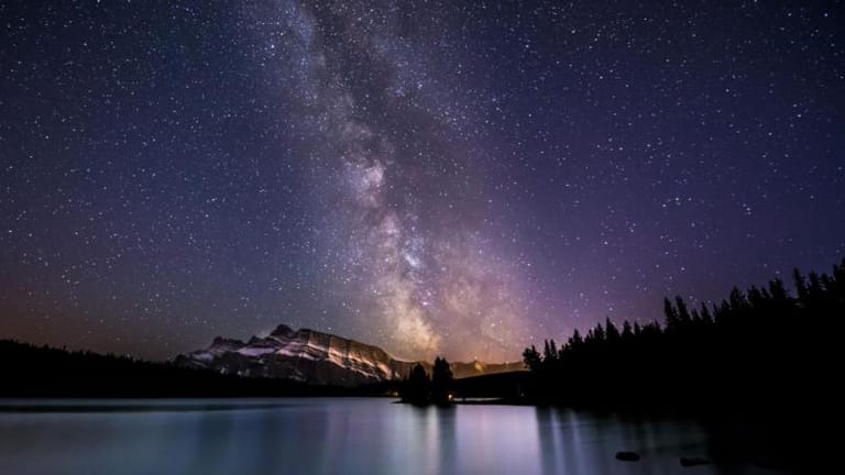 Astronomers Uncover Mysterious ‘Blinking’ Star Within Center of Milky Way