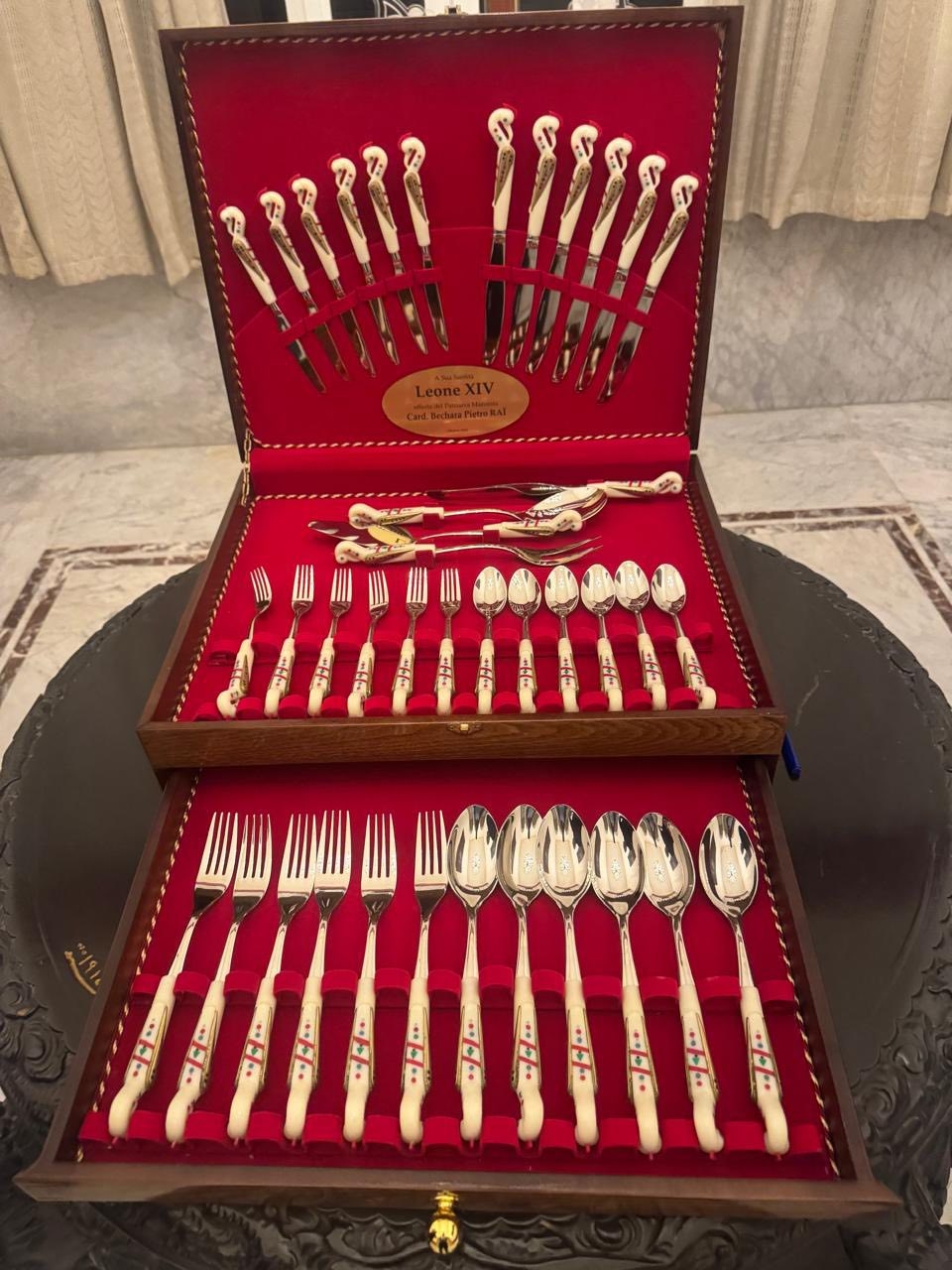 بالصور: اللقاء الأول... وهدية للبابا