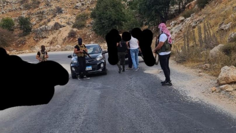 بالصور: حاجز لمسلّحين يوقف مدنيّين