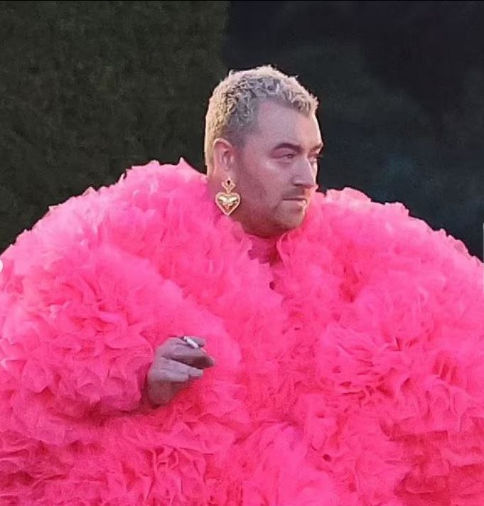 بالصور: سام سميث بفستانٍ ورديّ... لماذا؟