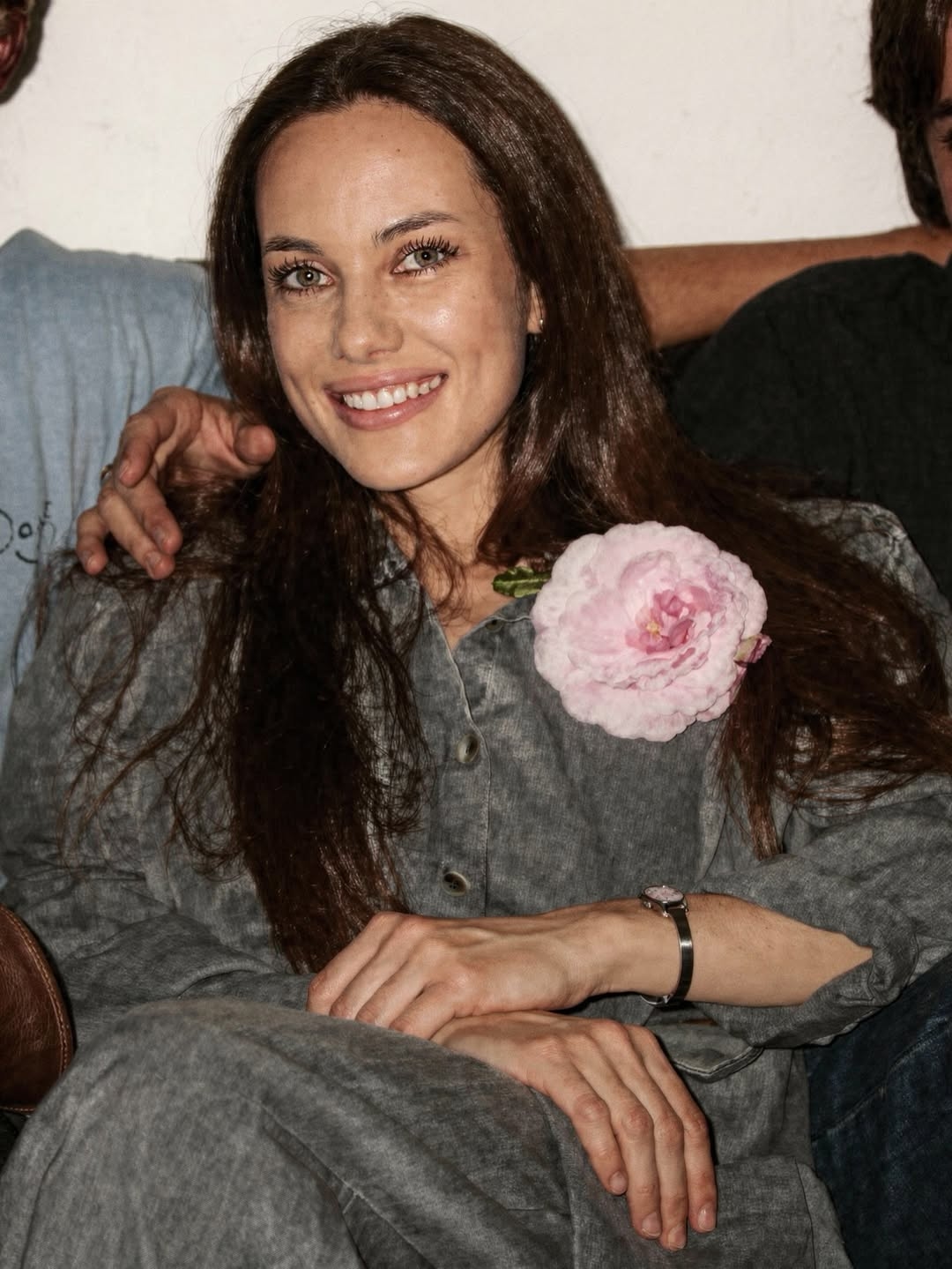 بالصور: والدة أنجلينا جولي تضاهيها جمالاً وإنسانية