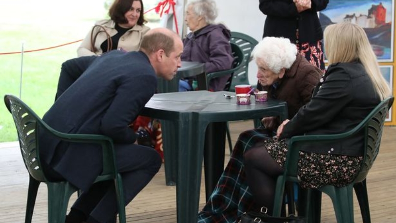 الأمير ويليام في صور عفوية مع مسنين وهم يستمتعون بوقتهم معه