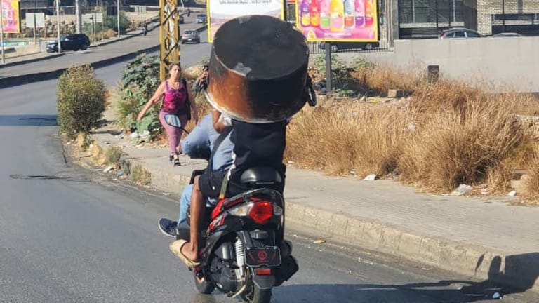 بالصّور: مشهدٌ غريب على الطّريق