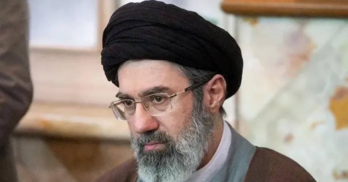 مجتبى خامنئي مُصاب بحروقٍ شديدة... وهكذا يتواصلون معه!