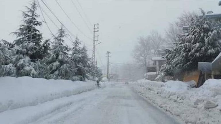 مصلحة الأرصاد الجوية في مطار بيروت لـmtv: الأيّام القليلة المقبلة ستشهد تساقطاً للثلوج لحدود الـ٧٠٠ متر خصوصاً ليل الثلاثاء والجليد سيكون على مستوى ٥٠٠ متر مع درجات حرارة متدنية