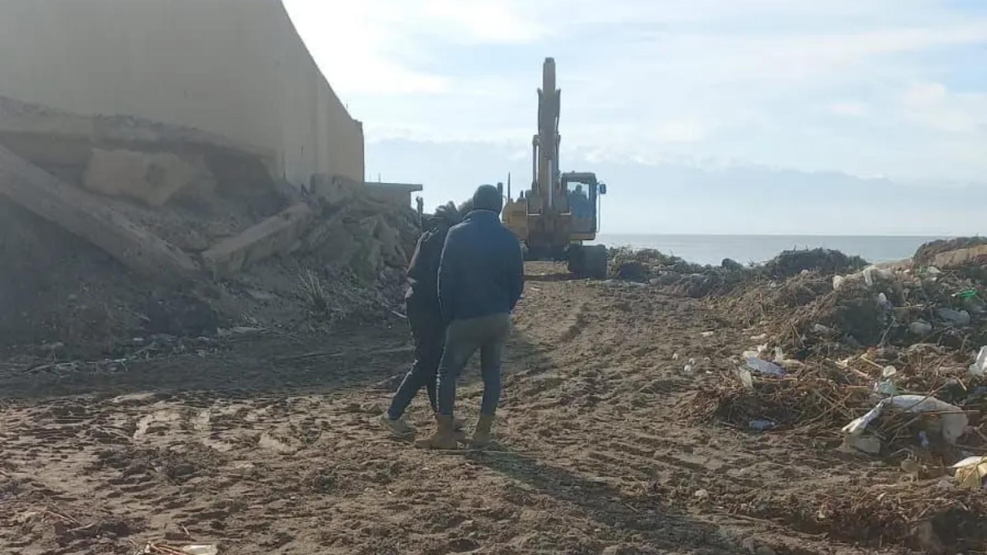 بالصّور: بدء إنشاء جسر موقت على معبر العريضة