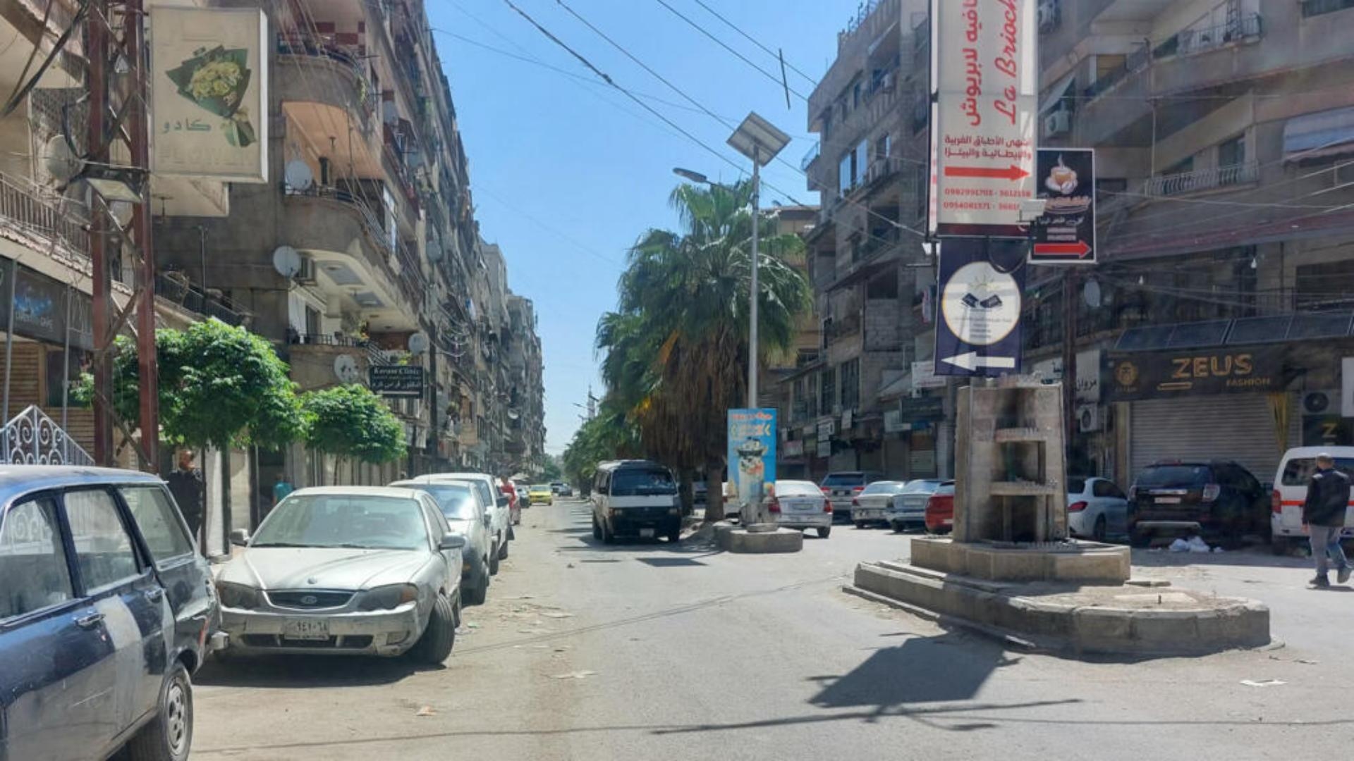 أهالي جرمانا في ضواحي دمشق من الدروز يُنزلون العلم السوري