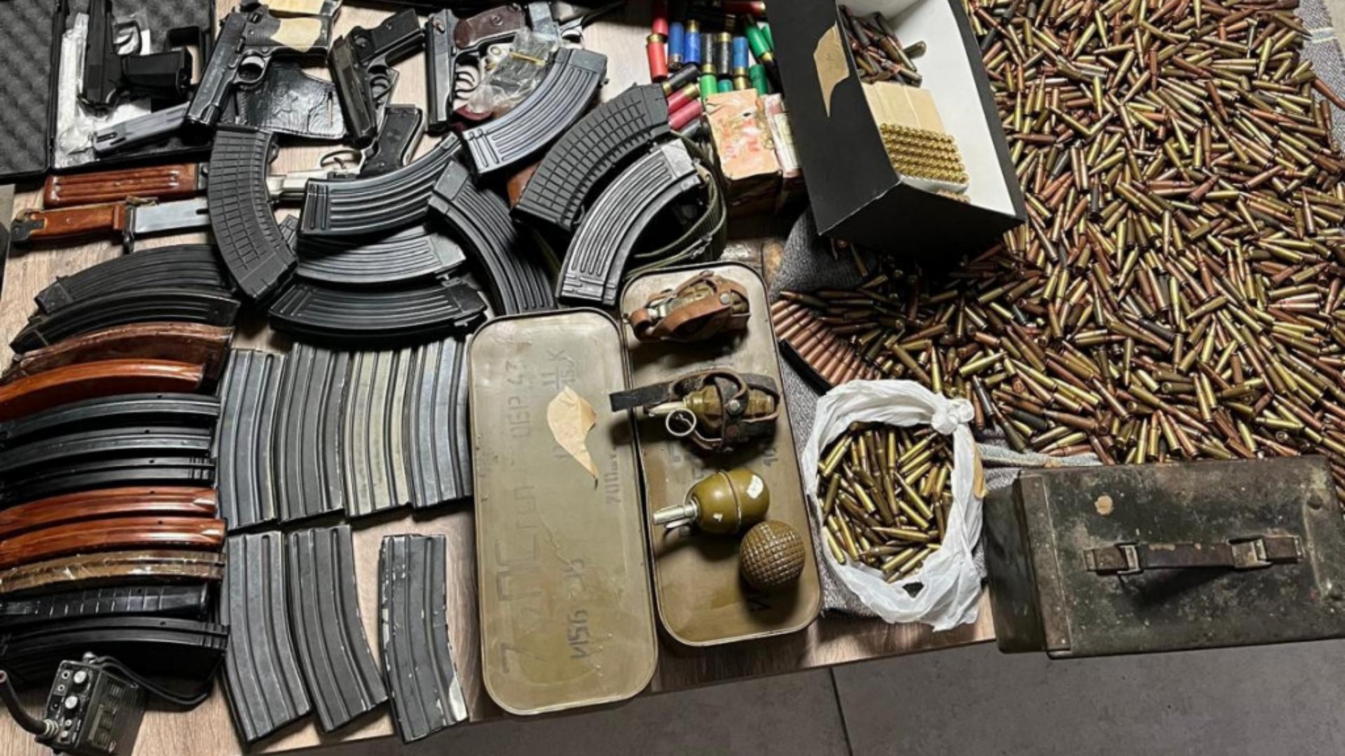 الجيش يدهم منازل مواطنين لاتجارهم بالأسلحة والتورط بإشكال