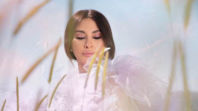 إليسا توجه ”لطشة“ الى شاعر وملحن تجمعهم أغنية ستصدر قريباً