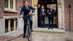 بالفيديو: رئيس الوزراء يتنحّى.. ويغادر على الـbicyclette