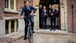 بالفيديو: رئيس الوزراء يتنحّى.. ويغادر على الـbicyclette