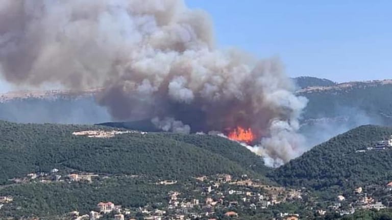 قوة من فوج إطفاء بيروت توجهت إلى القبيات للمساندة في إهماد الحريق